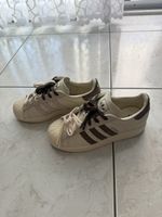 Baskets Adidas Superstar beige/marron neuves, taille 38