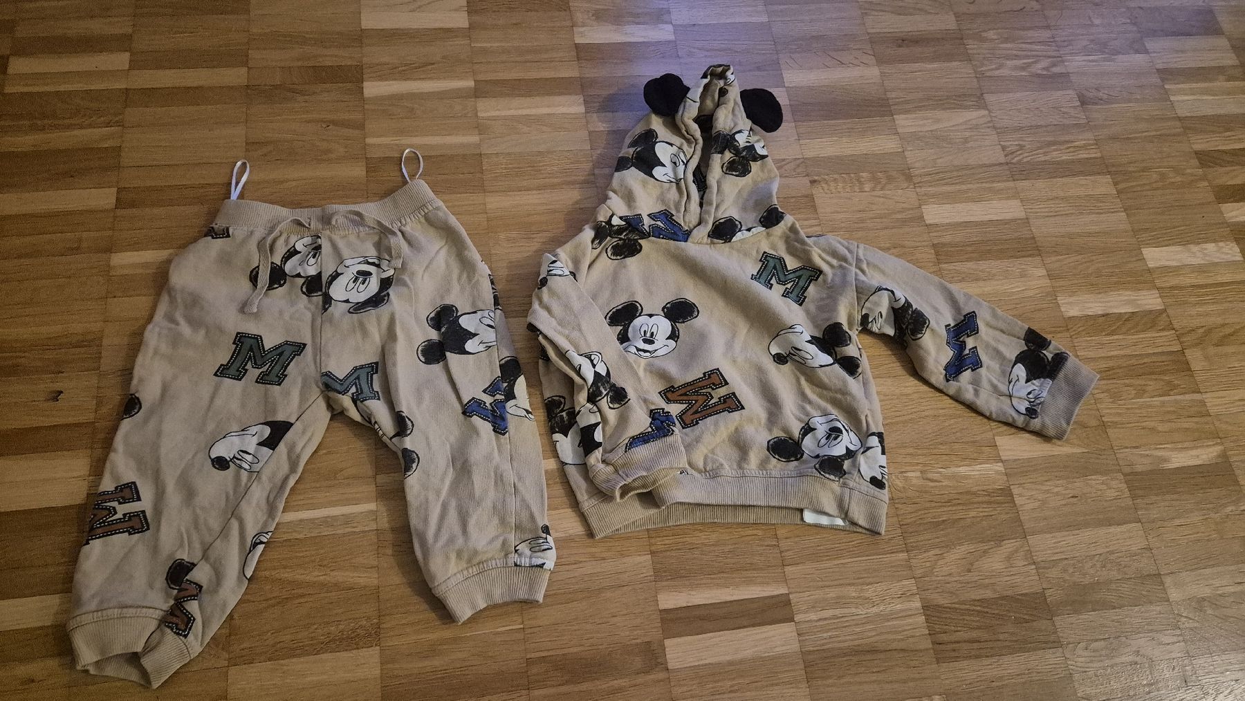 Lotti & Set di vestiti: Mickey Mouse Set, Grösse 92 – Usato da Schaan venduto da lulu_xx