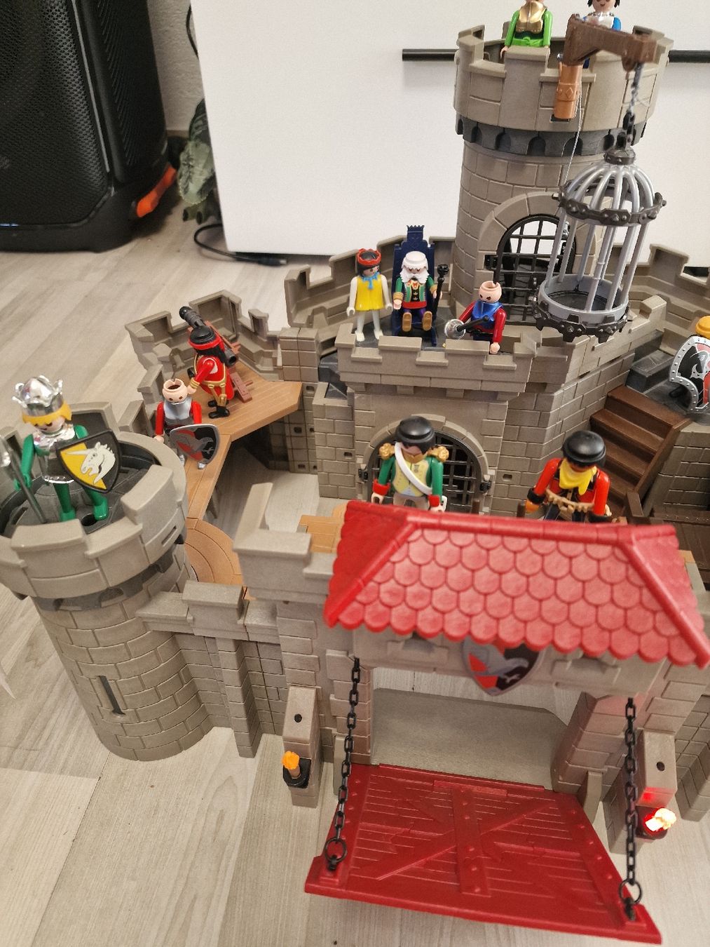 Playmobil Spielzeuge: Playmobil Ritterburg mit Figuren – Gebraucht aus Herzogenbuchsee von ioa_zcm6 3