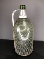 Grosse Weinflasche, Weinballon, Mostflasche mit Gitternetz