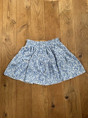 Blauer Minirock mit Blumenmuster - Sommerlich & luftig!