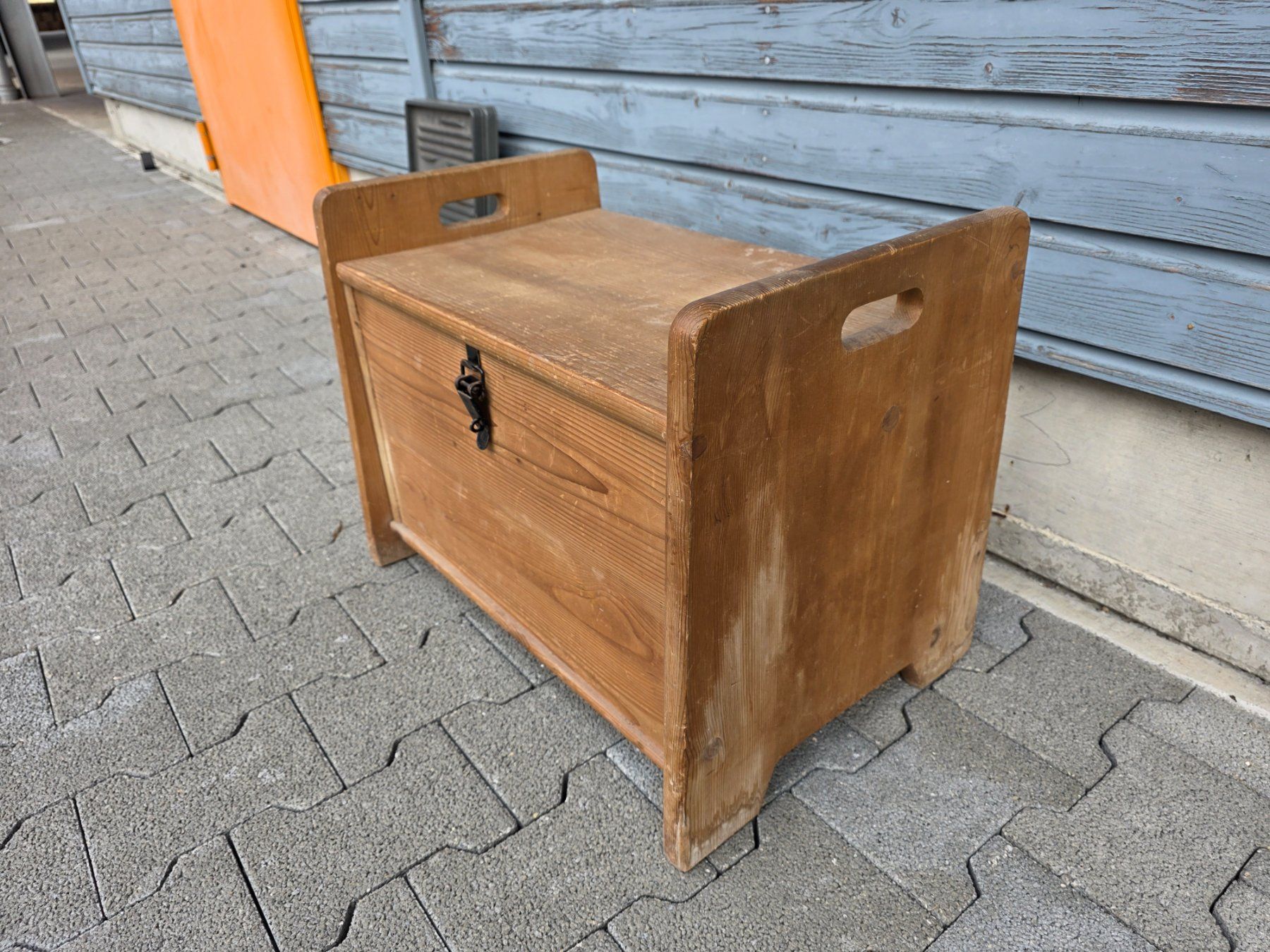Sgabelli: antiker Holz Schemmel Hocker Stuhl Truhe Kommode – Usato da Walterswil BE venduto da Lonitti 1