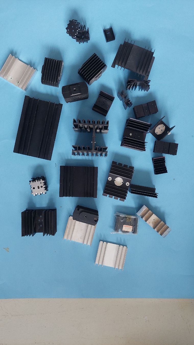Elektronikbauteile: Sammlung Kühlkörper – Gebraucht aus Bülach von blksize 3