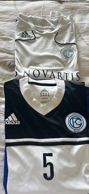 Adidas Lotti di vestiti: Fusballkleider Set mit Shirts, Shorts, Pullover etc. – Usato da Birmensdorf ZH venduto da ani_8lcd 2