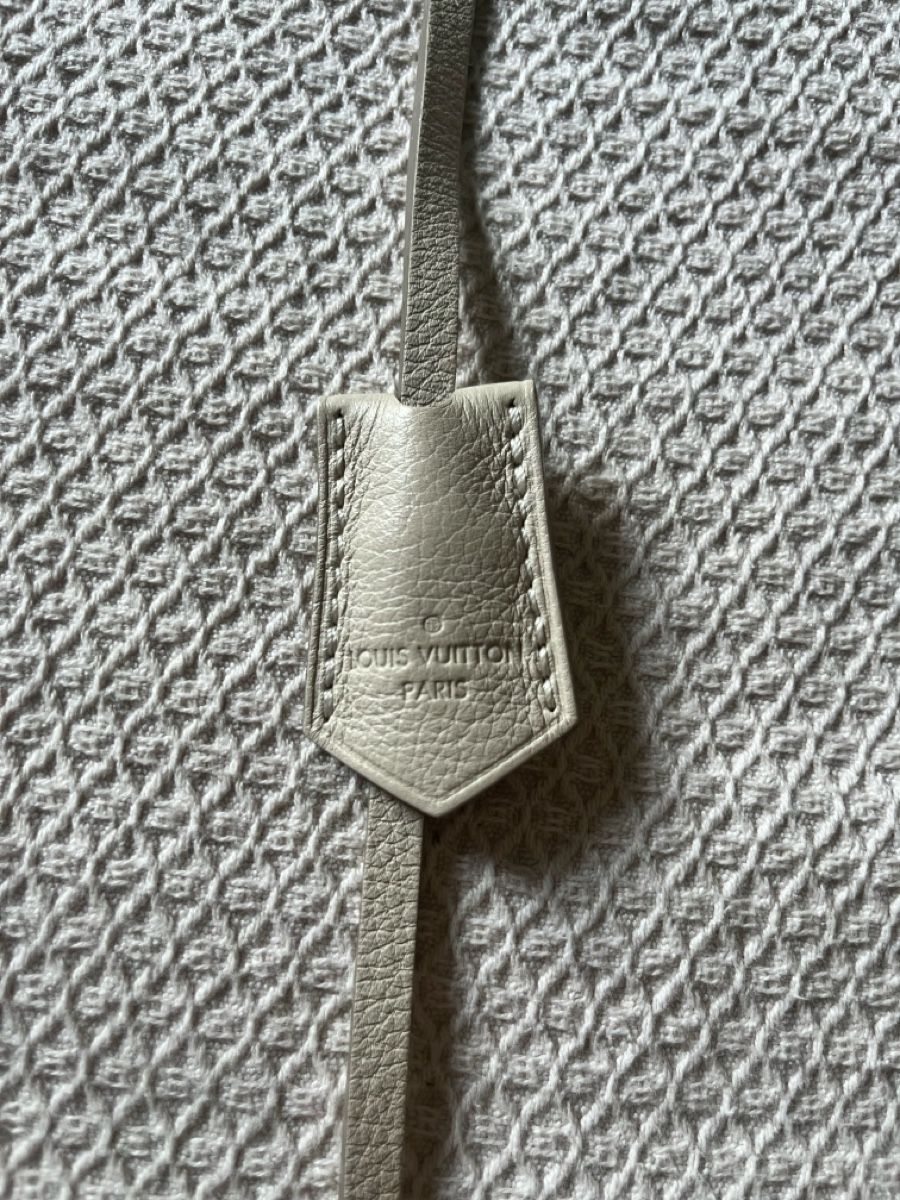 Louis Vuitton Schlüsselanhänger & - bänder: Louis Vuitton Paris Lederanhänger  – Neu (gemäss Beschreibung) aus Hochdorf von Forestgreen