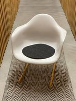 Design-Schaukelstuhl im Eames-Stil (Nachbau)