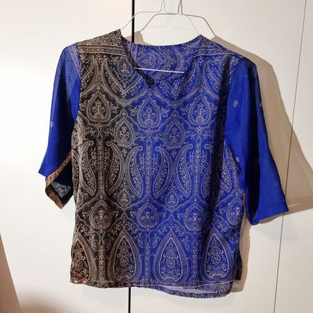 Schön gemusterte Bluse mit Farbverläufe Grösse M / einzigart