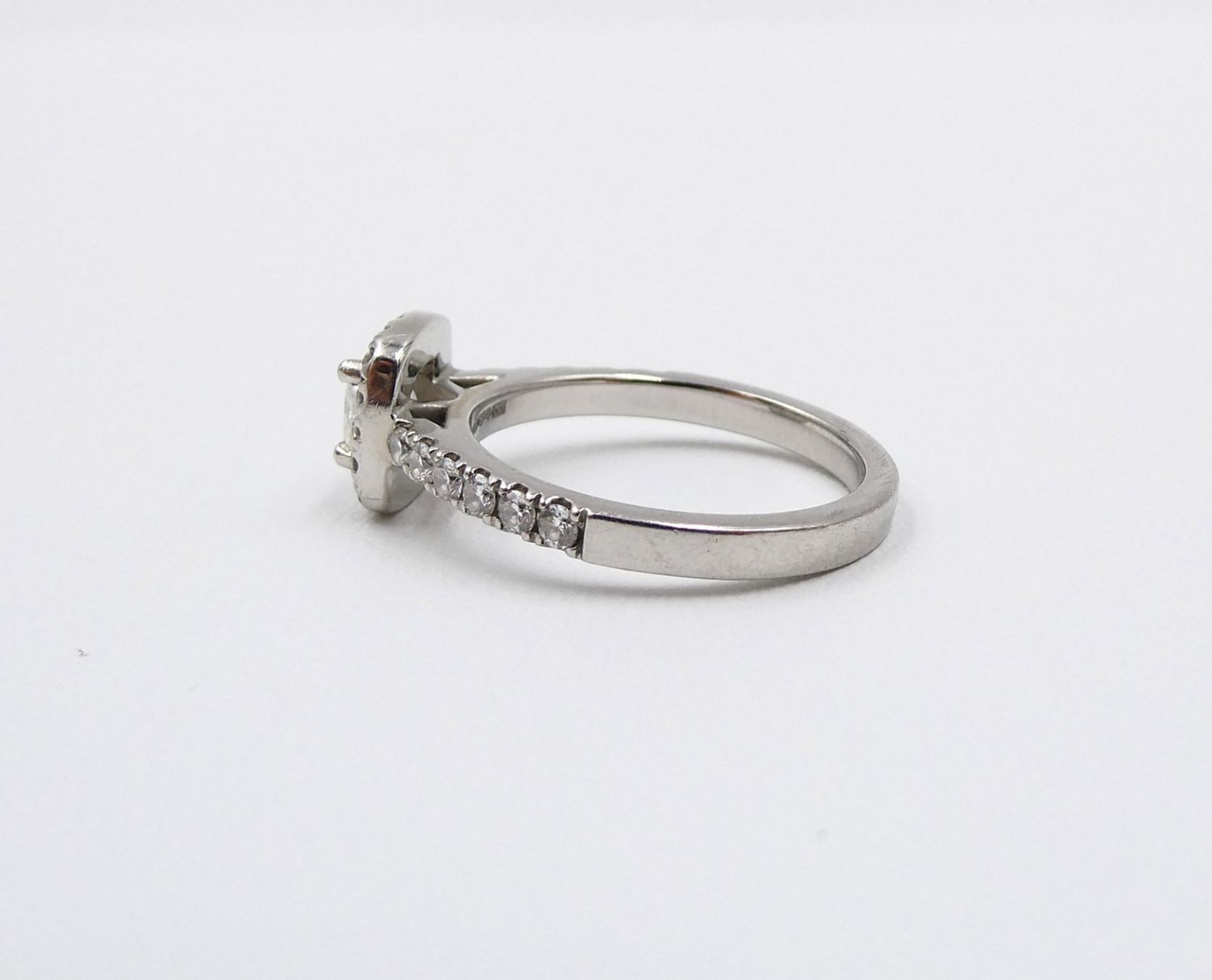 Anelli: SOLITÄR RING IN 950 PLATIN MIT DIAMANT ENTOURAGE – Usato da Luzern venduto da EdiGem 7