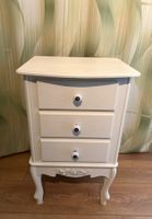 Kleine Kommode in zartem gelb – Landhausstil / Shabby Chic.