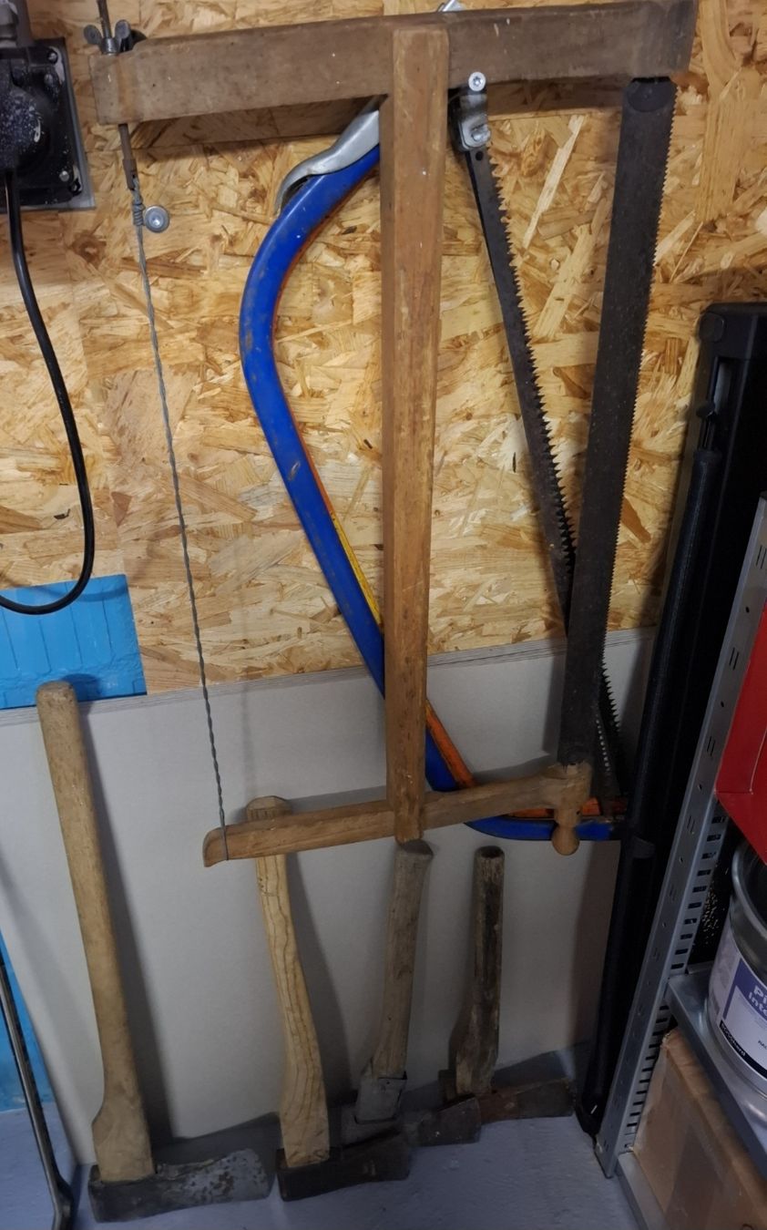 Alle Werkzeuge: 4 Äxte und 3 Sägen – Gebraucht aus Hunzenschwil von Hardrock6