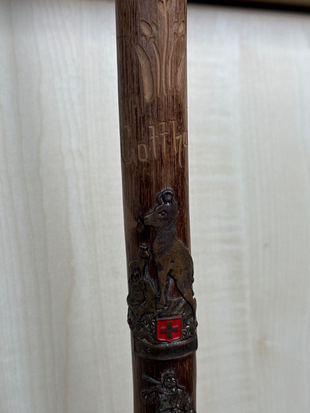 Altro in Antiquarato & Arte: Vintage rustikaler Spazierstock mit Schweizer Pins – Usato da Pratteln venduto da Cartonsducoeur_bl 2