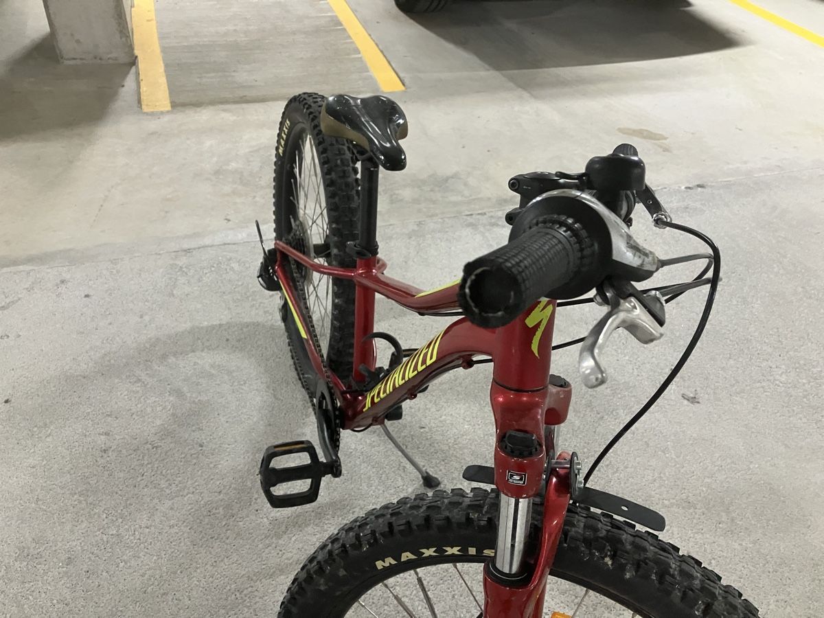 Specialized Vélos: Kinderfahrrad Specialized 24 Zoll – Défectueux à Spiez par Aubes 6