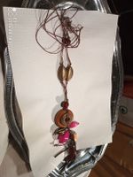 Lange Kette mit Anhängern
