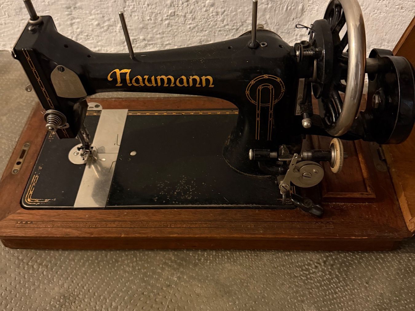 Machines à coudre: Machine à coudre Naumann ancienne avec accessoires – D'occasion à Lausanne par noh_gt5x