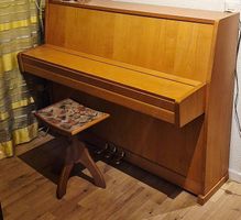 Piano Fred Stein & Sohn Kirschbaum und Stuhl (Nummer 75649)
