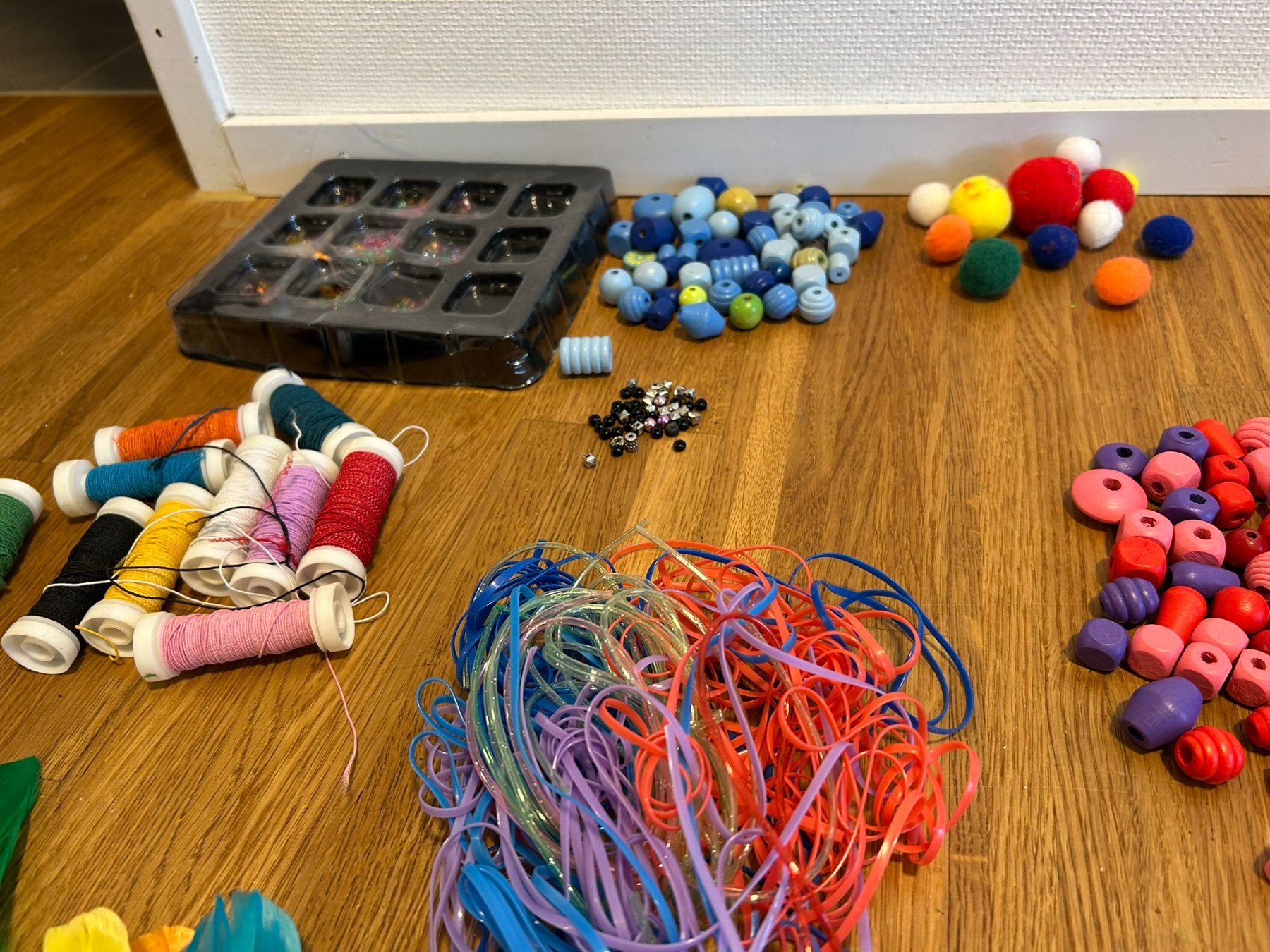 Kit bricolage: Grosses Bastelset mit Perlen, Stempeln, Federn & Zubehör – Usato da Küsnacht ZH venduto da filo_fila8700 1