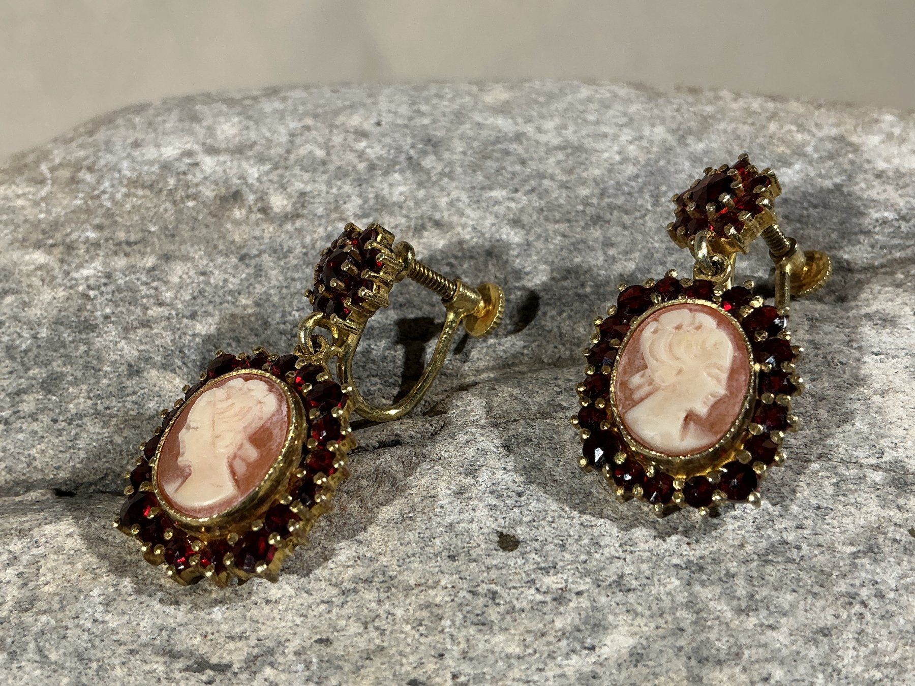 Orecchini pendenti & Orecchini a lobo: BÖHMISCHER GRANATSCHMUCK Ohrclips Cameé – Nuovo (secondo la descrizione) da Richterswil venduto da Restwert_Richterswil 1