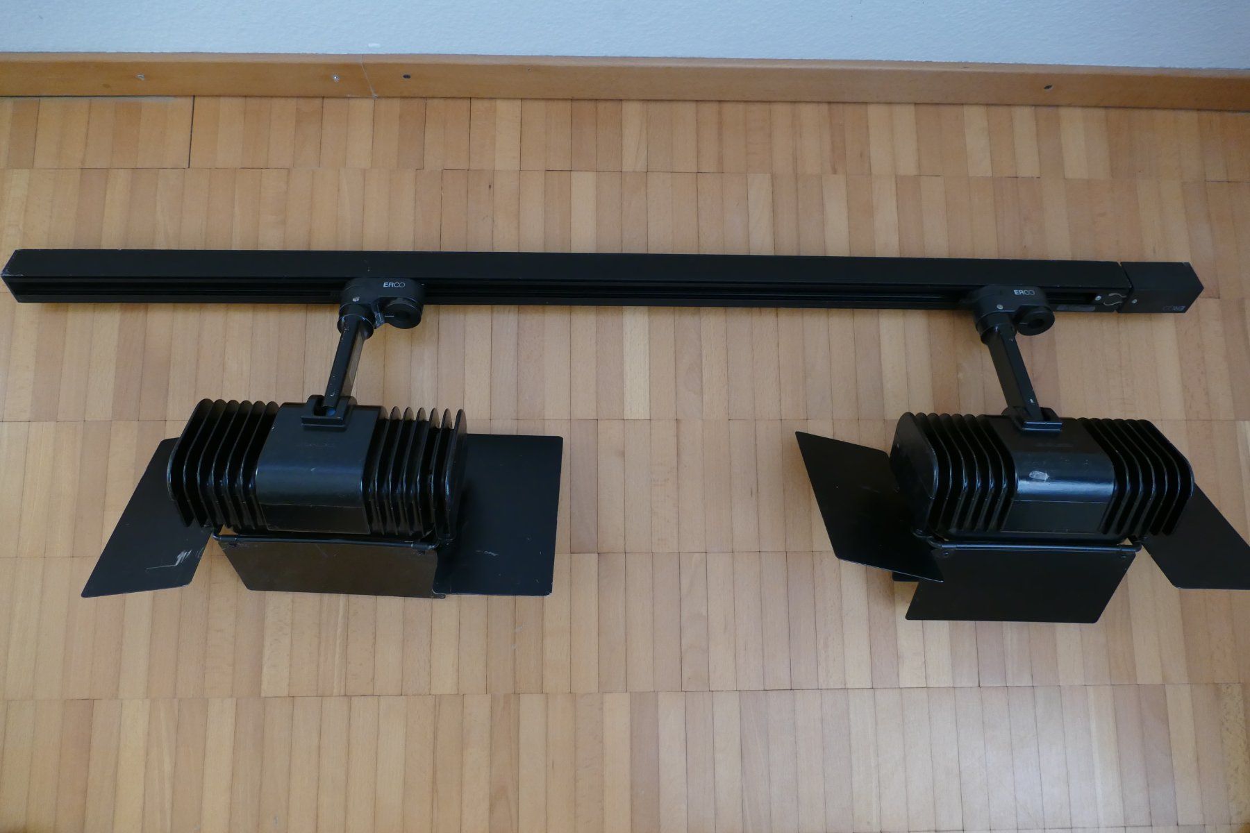 Lampadari & plafoniere: Erco-Stromschiene mit 2 Studio-Strahlern – Usato da Urdorf venduto da Toedi8902 4