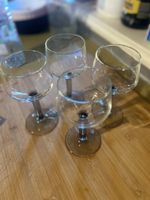 Lot de 4 verres à vin en verre. état neuf.