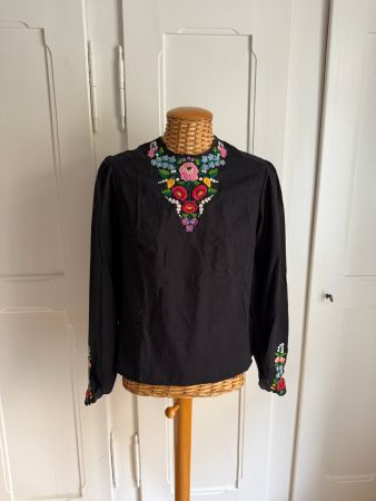 NEPMUVESZETI - Bluse schwarz mit Blumen-Stickerei S