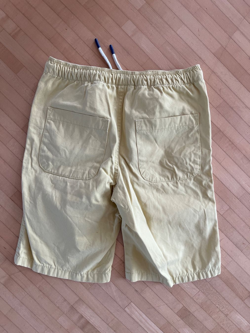 Pantaloni: Shorts hellgelb 128 – Usato da Horgen venduto da Hoppelhase11 2