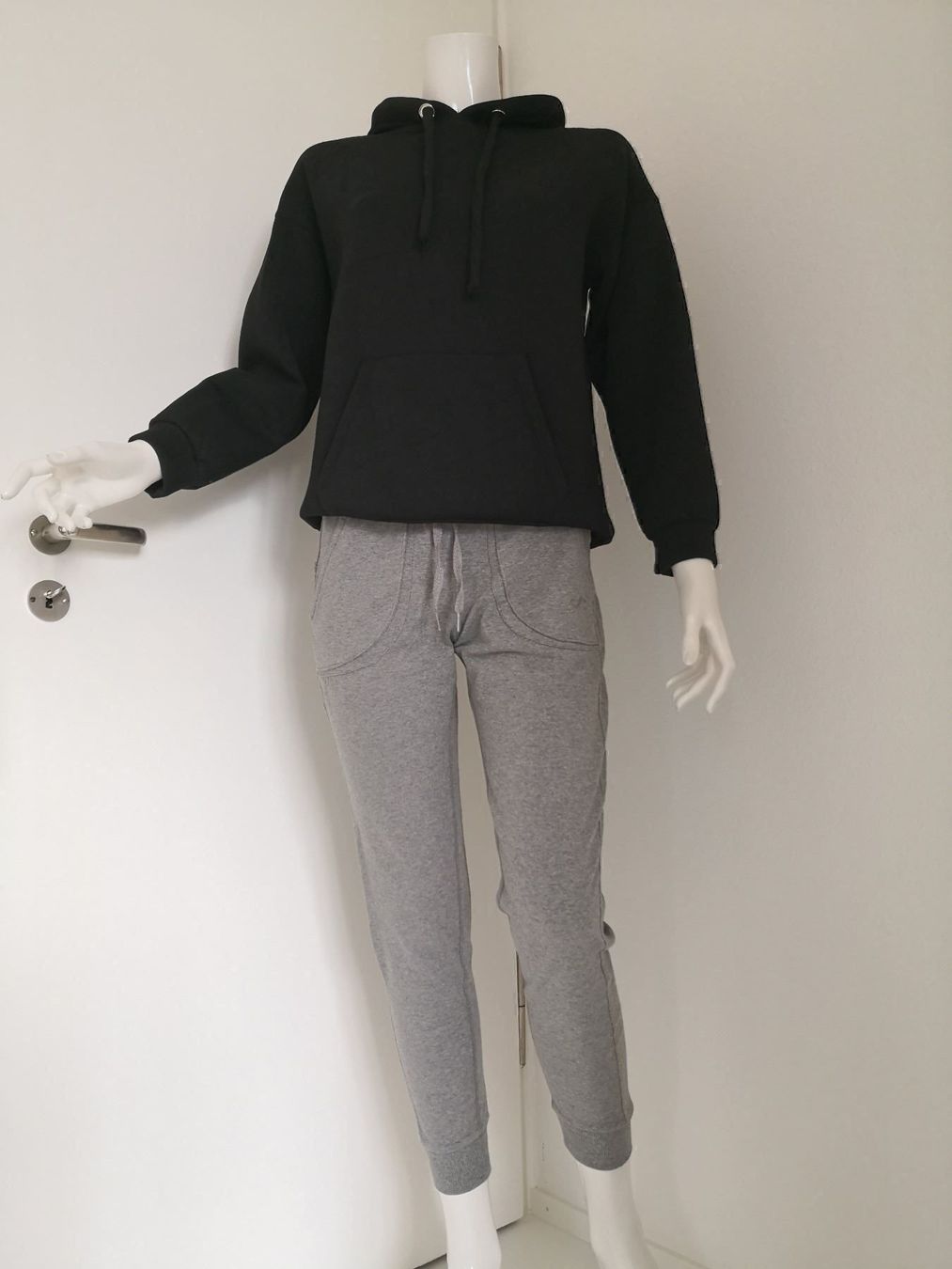 Mango Pulls & Sweat-shirts: 🤩MANGO HOODIE-PULLOVER SCHWARZ & ARMANI P. – Neuf (Voir description) à Olten par Naja-Twins-Twins 3