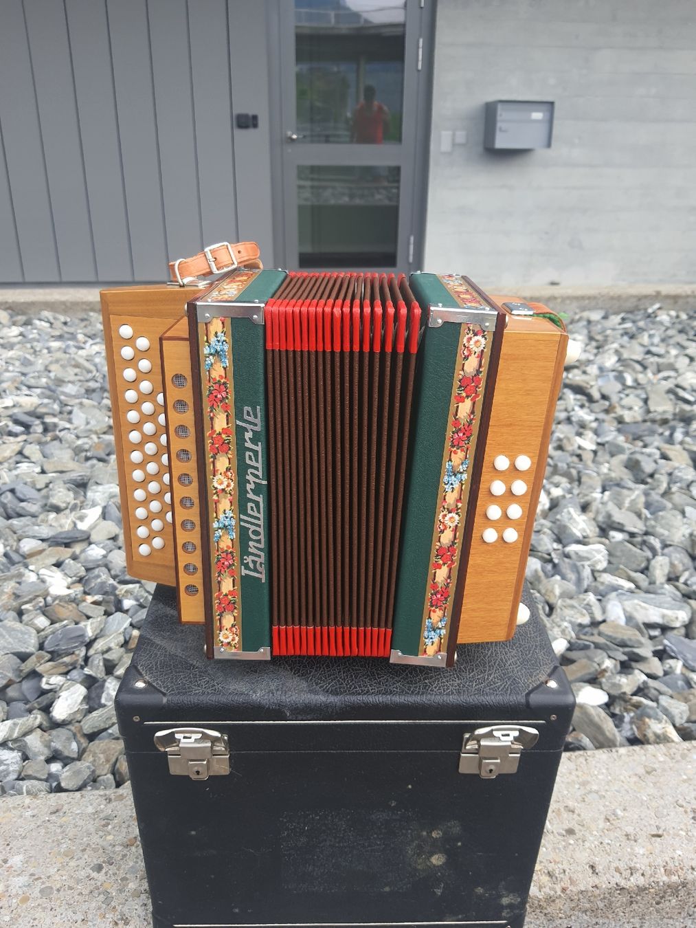 Musikinstrumente: schwyzerorgeli 8 basses avec coffre ton B  – Gebraucht aus Pont-de-la-Morge von Mirabelle0