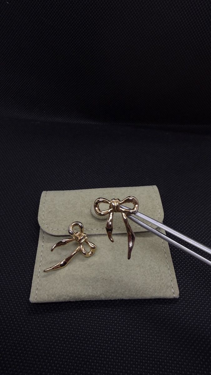 Orecchini pendenti & Orecchini a lobo: Charming Gold Ribbon Earrings - A Timeless Accessory! – Usato da Chur venduto da Madeys 1