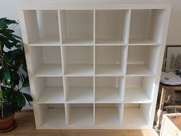 Klassisches IKEA Büchergestell