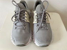 ON Cloud Laufschuhe grau Grösse 40 guter Zustand