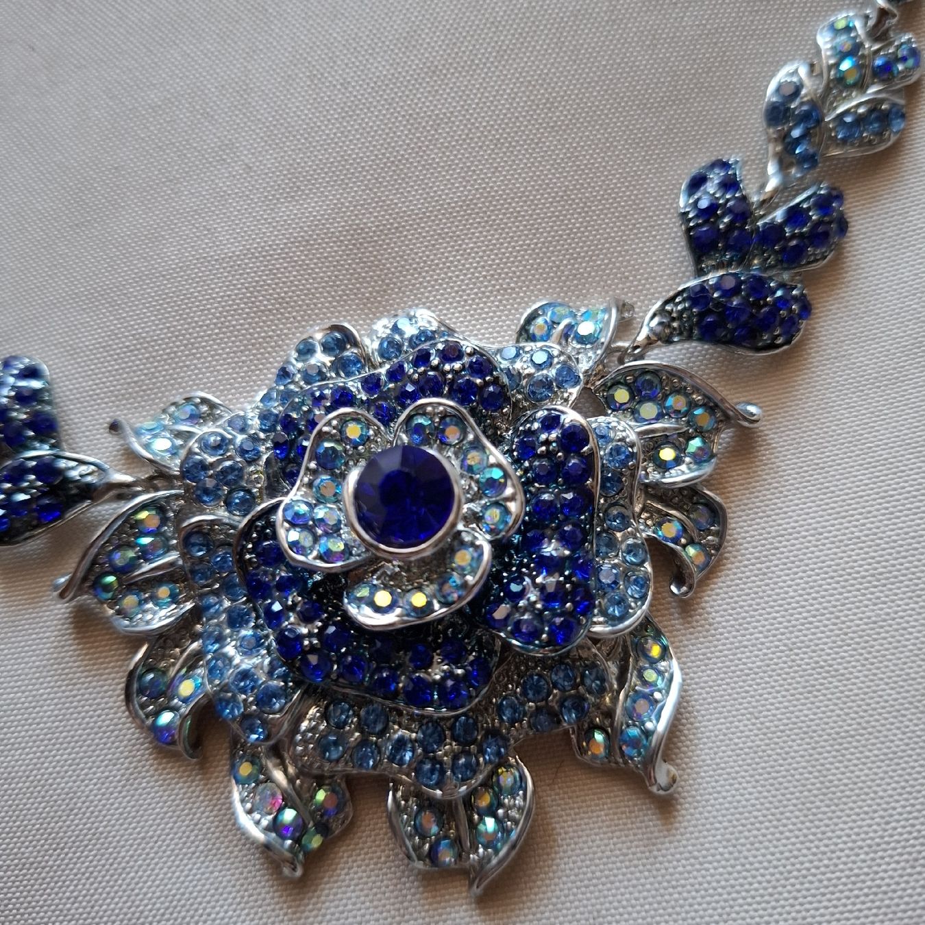 Catenine: Blaues Blumen-Collier mit vielen Strasssteinchen. – Usato da Dietikon venduto da Hirschkopf 1
