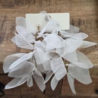 Ohrringe Stoffblumen Weiss mit Gold-Details neu