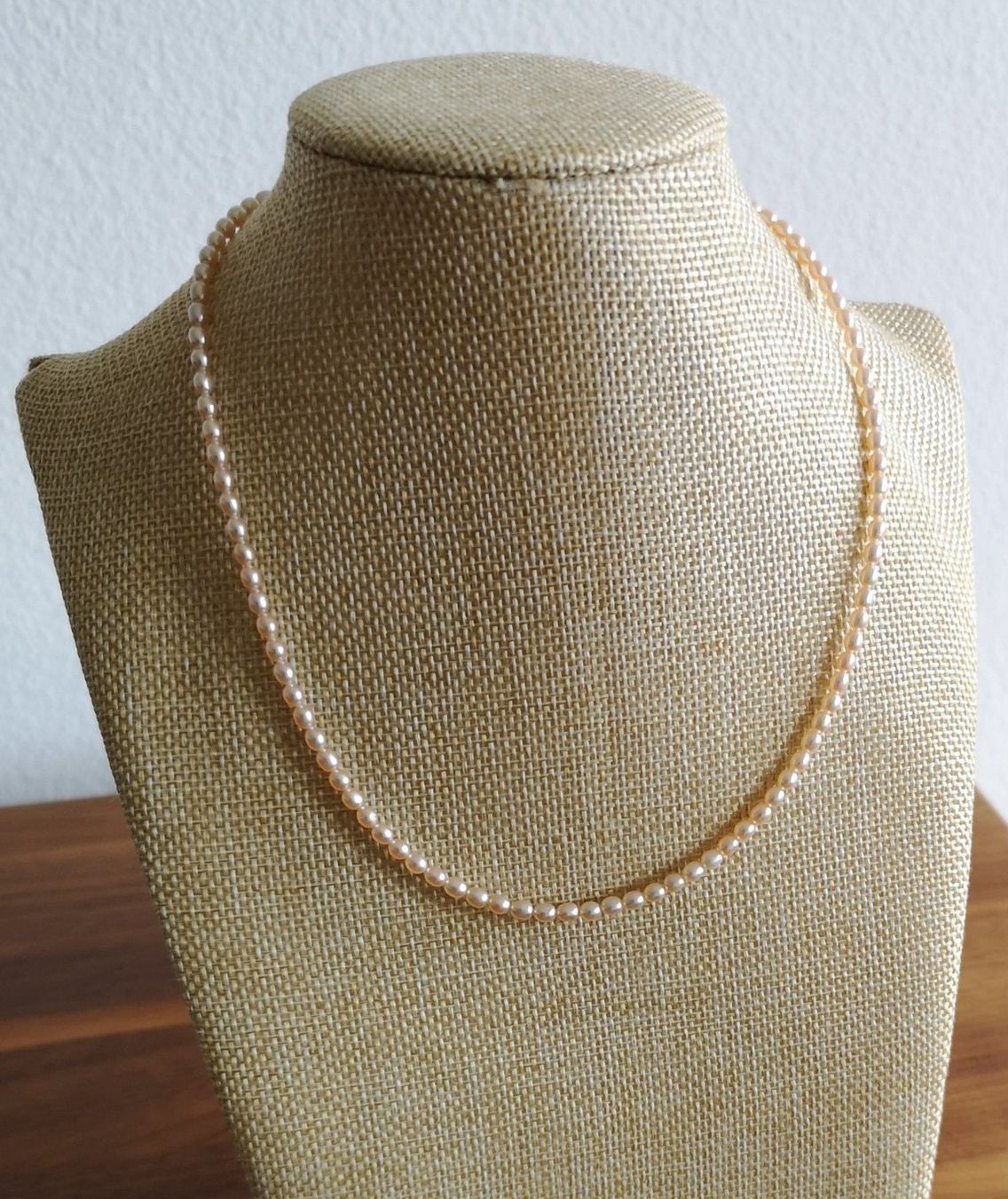 Ketten: Süsswasserperle Kette, 3x4mm, apricot – Neu und originalverpackt aus Rümlang von 21f 2
