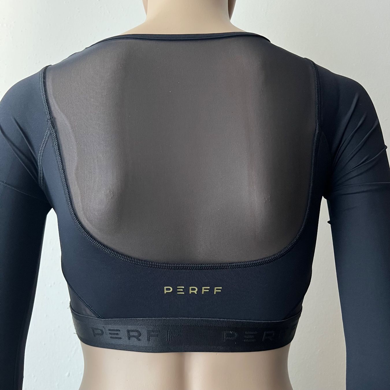 Top: PERFF STUDIO Shirt 🖤 – Usato da Zürich venduto da ClosetQueen 5