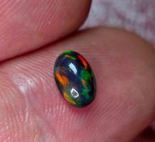0,8 ct Natural Play-of-Color Black Opal