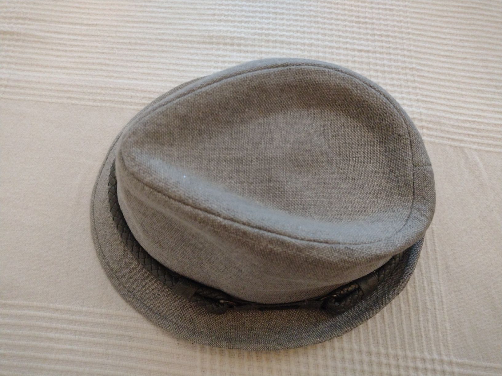 Calvin Klein Copricapi, berretti & cappellini: Calvin Klein Stylish Light Grey Hat, S – Nuovo (secondo la descrizione) da Zürich venduto da cat_9cvz 2
