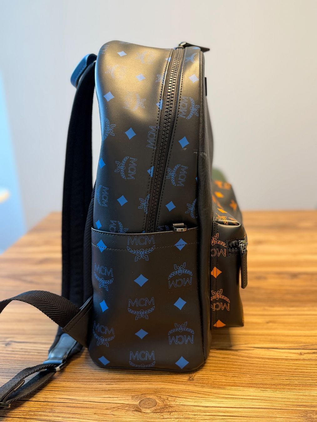 Mcm Rucksäcke: MCM Color Splash Logo Backpack Medium Black / Blue / Orange – Gebraucht aus Horgen von pam_l6cc 2