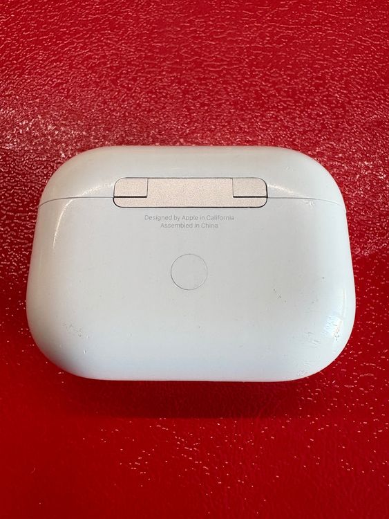 Apple AirPods Pro 1 charging case. 4