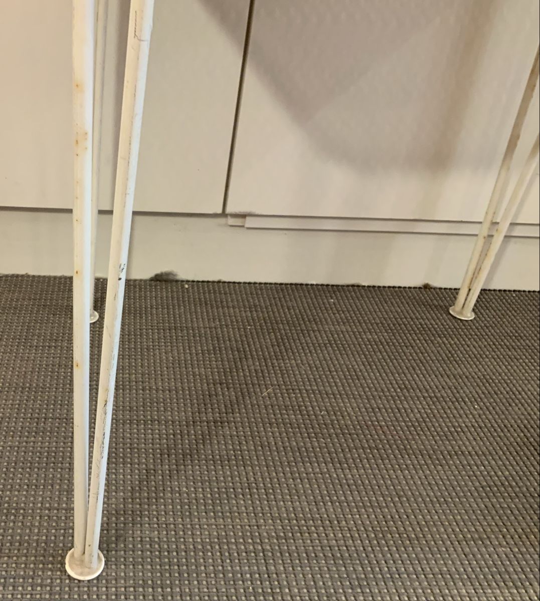 Tische: Petite table en métal perforé de style  Mathieu Matégot – Gebraucht aus rolle von Tontonjulot 5