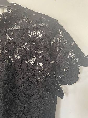 Robe mini noire en dentelle et jupe plissée