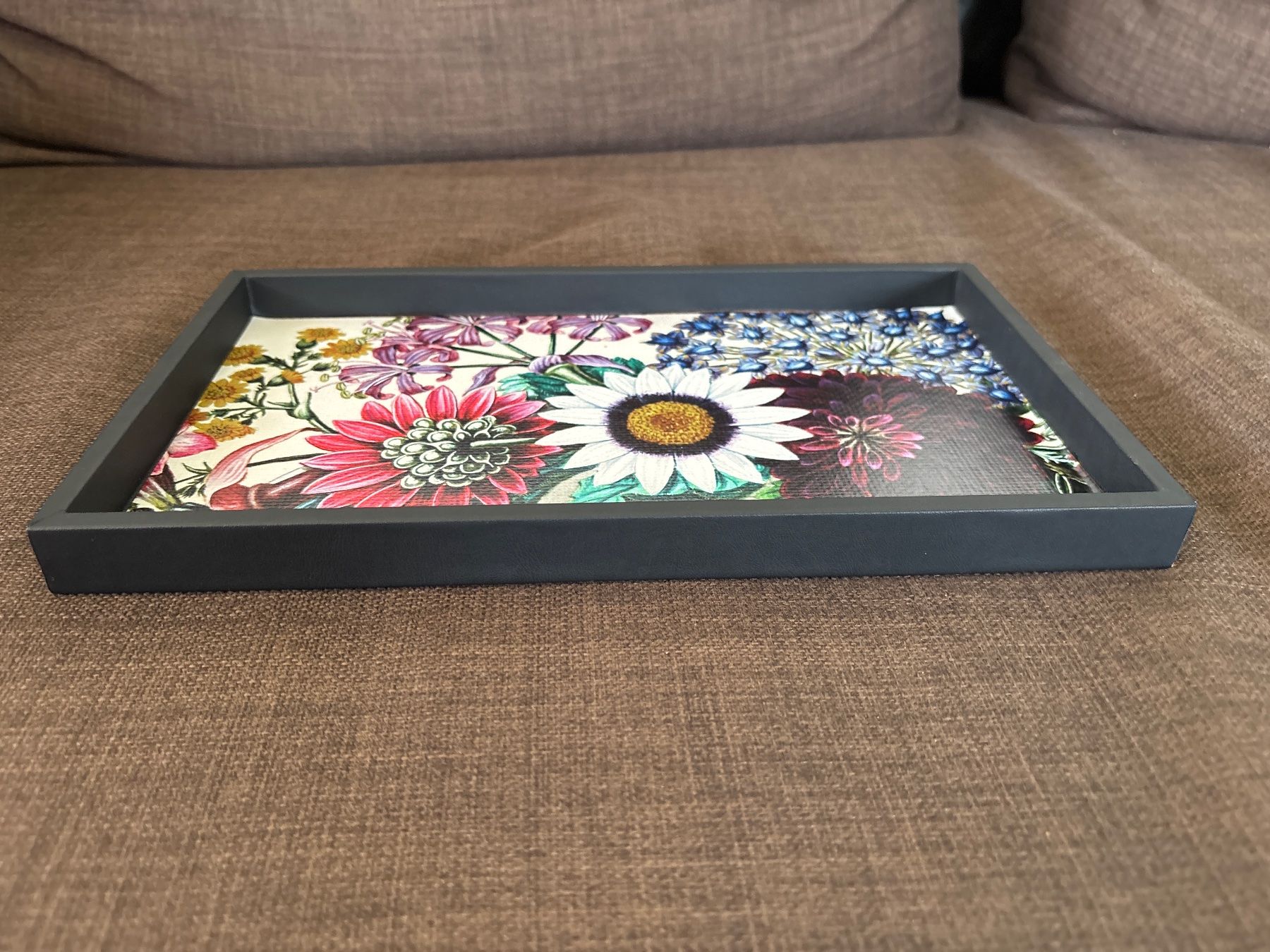 Tutte le decorazioni: Tablett mit Blumenmotiv / Dekoration NEU – Nuovo (secondo la descrizione) da Genève venduto da Livsonman 1