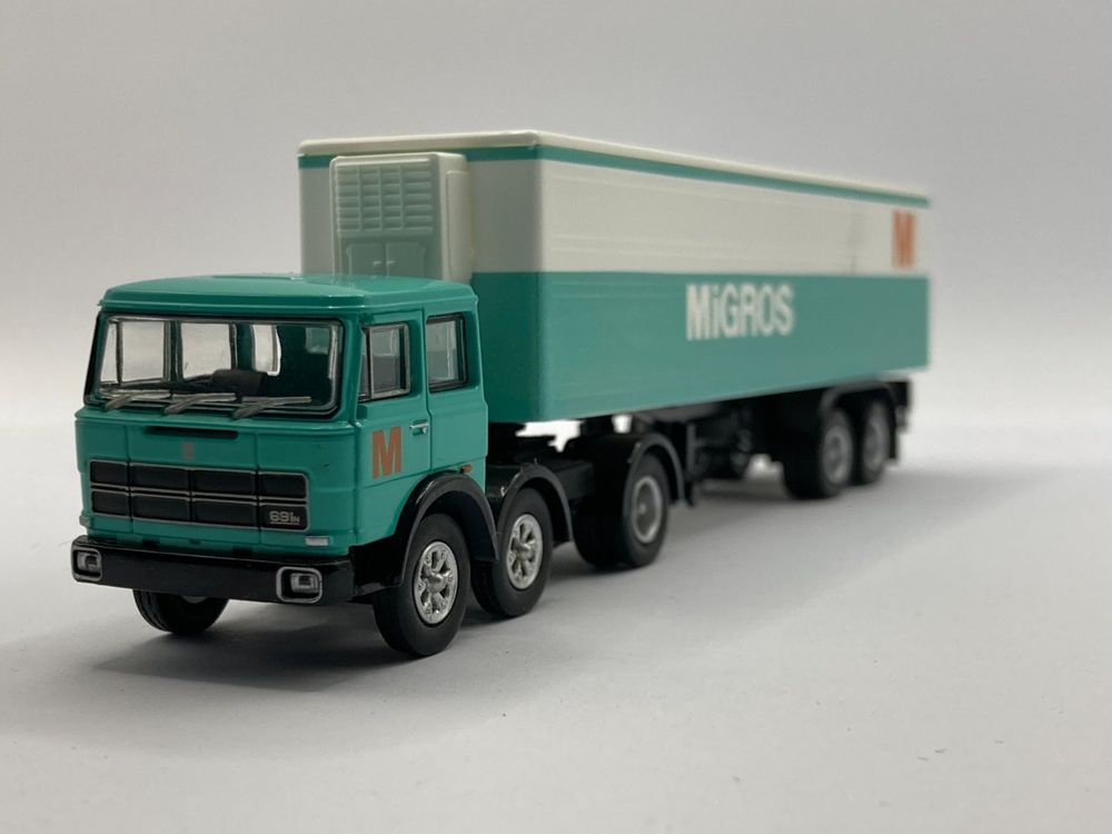 Brekina 58532 1:87 / H0 Fiat 691 Millepiedi hellgrün, schwarz, 1970 ab