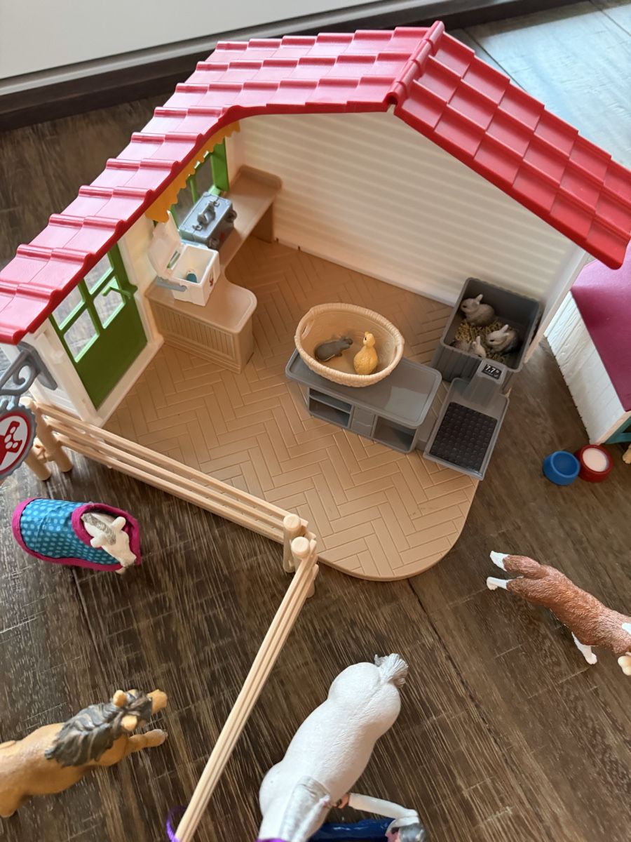 Schleich Giocattoli: Schleich Pferdestall und Krankentransporter – Usato da Wilen b. Wollerau venduto da phibekuemin 7
