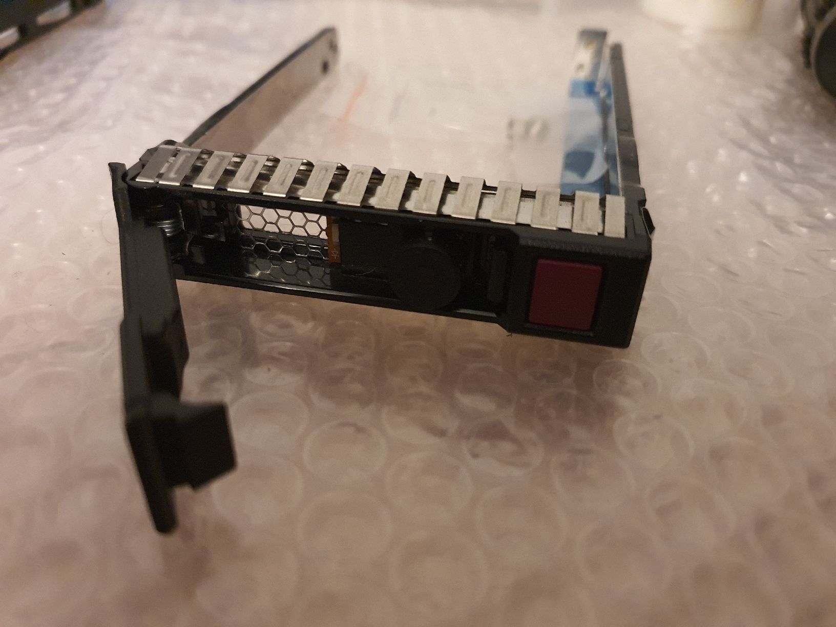 Hewlett Packard Server: HP 2.5" caddy for ProLiant Gen8 – Gebraucht aus La Tour-de-Peilz von Gbes 1