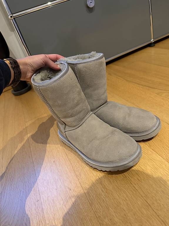 Scarpe da donna: Ugg Boots 39 Hellgrau mit metallic Detail  – Usato da Zürich venduto da viv_y579 3