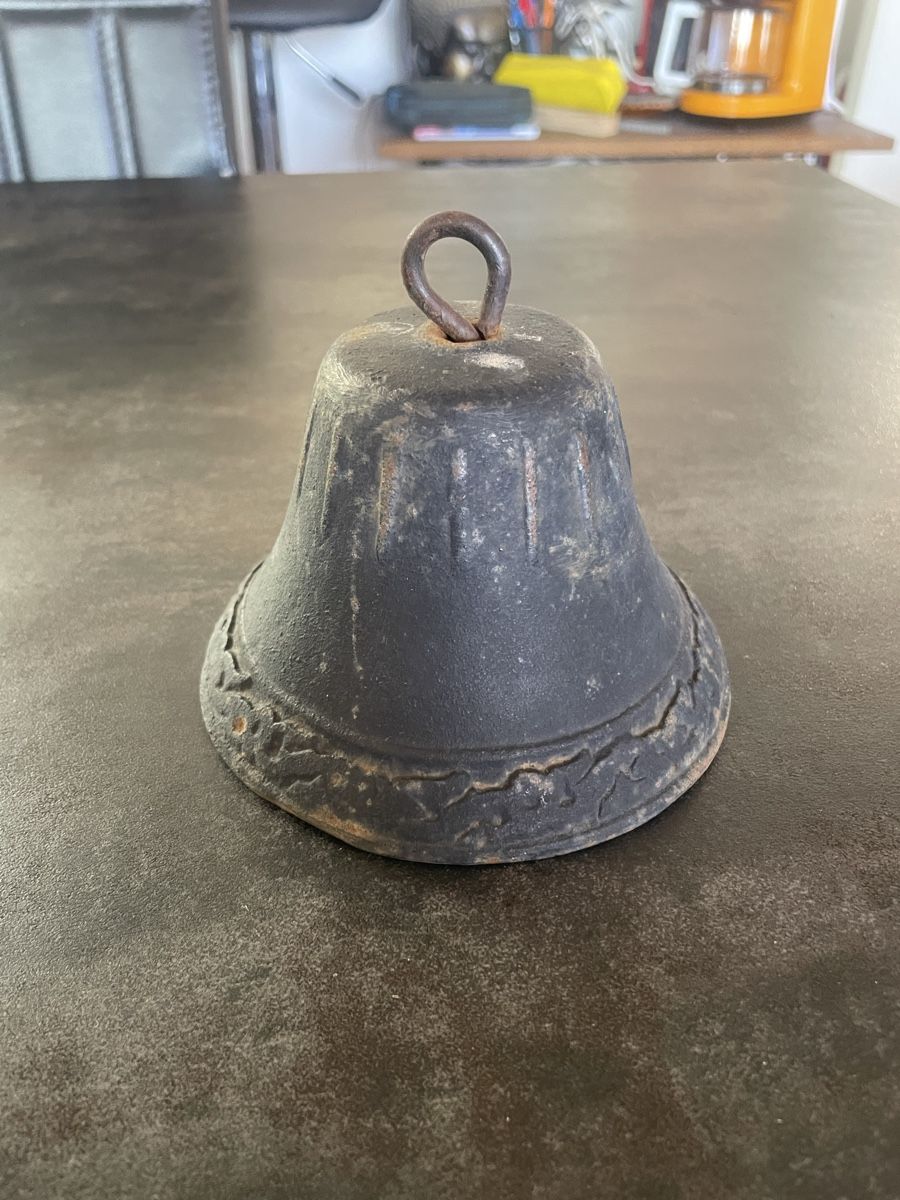 Cloches & sonnailles: Ancienne Cloche en Fonte – D'occasion à Vallamand par Bricbracbroc82