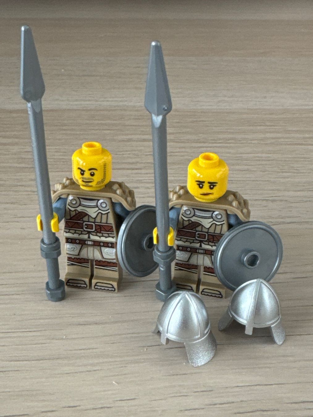 Lego Statuette: Lego Minifiguren Söldner x2 Silver Helms Neu – Nuovo (secondo la descrizione) da Neuhausen am Rheinfall venduto da mic_m9bp 1