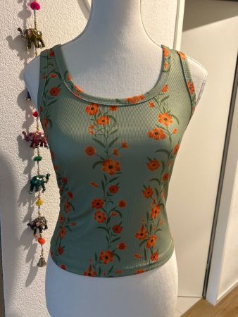 Damen Top grün mit Blumenmuster gerippt