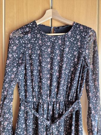 ZARA TRF Midikleid mit Blumenmuster – Schwarz/Rosa