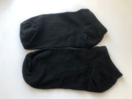 1 Paar schwarze Socken / Sneakersocken / Knochensocken
